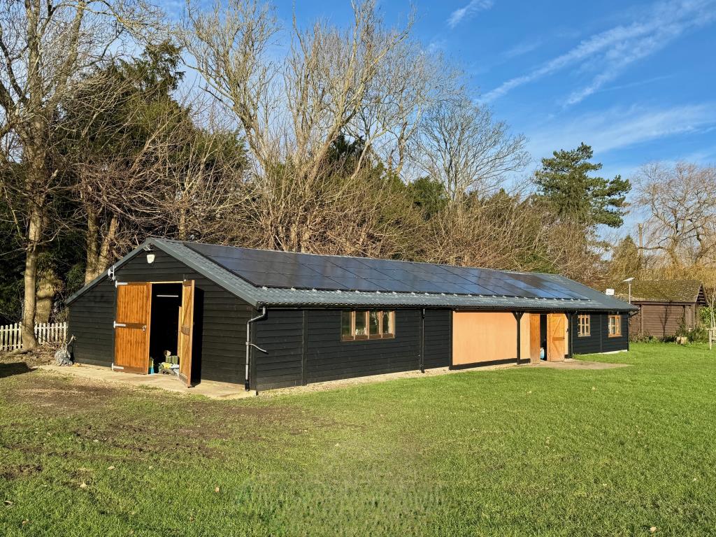 Lot: 43566 - COUNTRY ESTATE COMPRISING 5 BEDROOM MANOR HOUSE, WEDDING VENUE WITH 7 BEDROOM HOUSE, 6 ECO LODGES, 5 COTTAGES, 2 TENNIS COURTS, WORKSHOP AND ANCILLARY ACCOMMODATION - SET IN OVER 20 ACRES - Workshop building